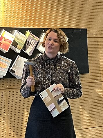 Rikke Lie Hallberg framför de uppspikade avhandlingarna.