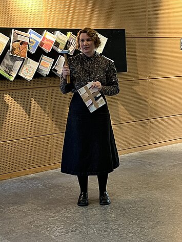 Rikke Lie Hallberg spikar upp sin avhandling.